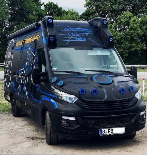 Переобладнання Iveco Daily в Gaming Bus, який дозволяє розмістити гравців як усередині мікроавтобуса, так і зовні завдяки зовнішнім TV.